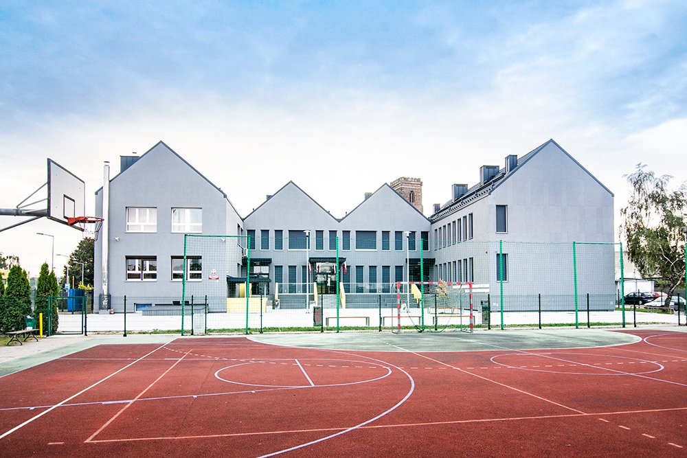 baumit_szkola_podstawowa_nr_1_w_gostyniu_01_m(1) Fasada Roku 2018: Jury przyznało tytuły!